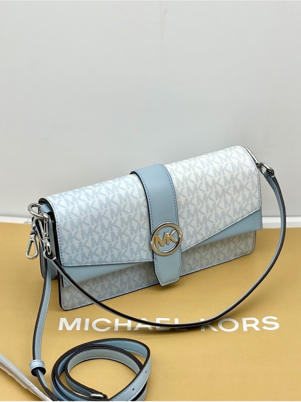 MICHAEL KORS Greenwich
Medium Signature Logo Ombré Shoulder
Bag Crossbody - Picture 2 of 12